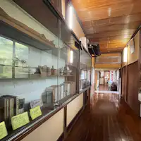 ทางเดินในอาคาร_มีการจัดแสดงประวัติศาสตร์ของที่พัก