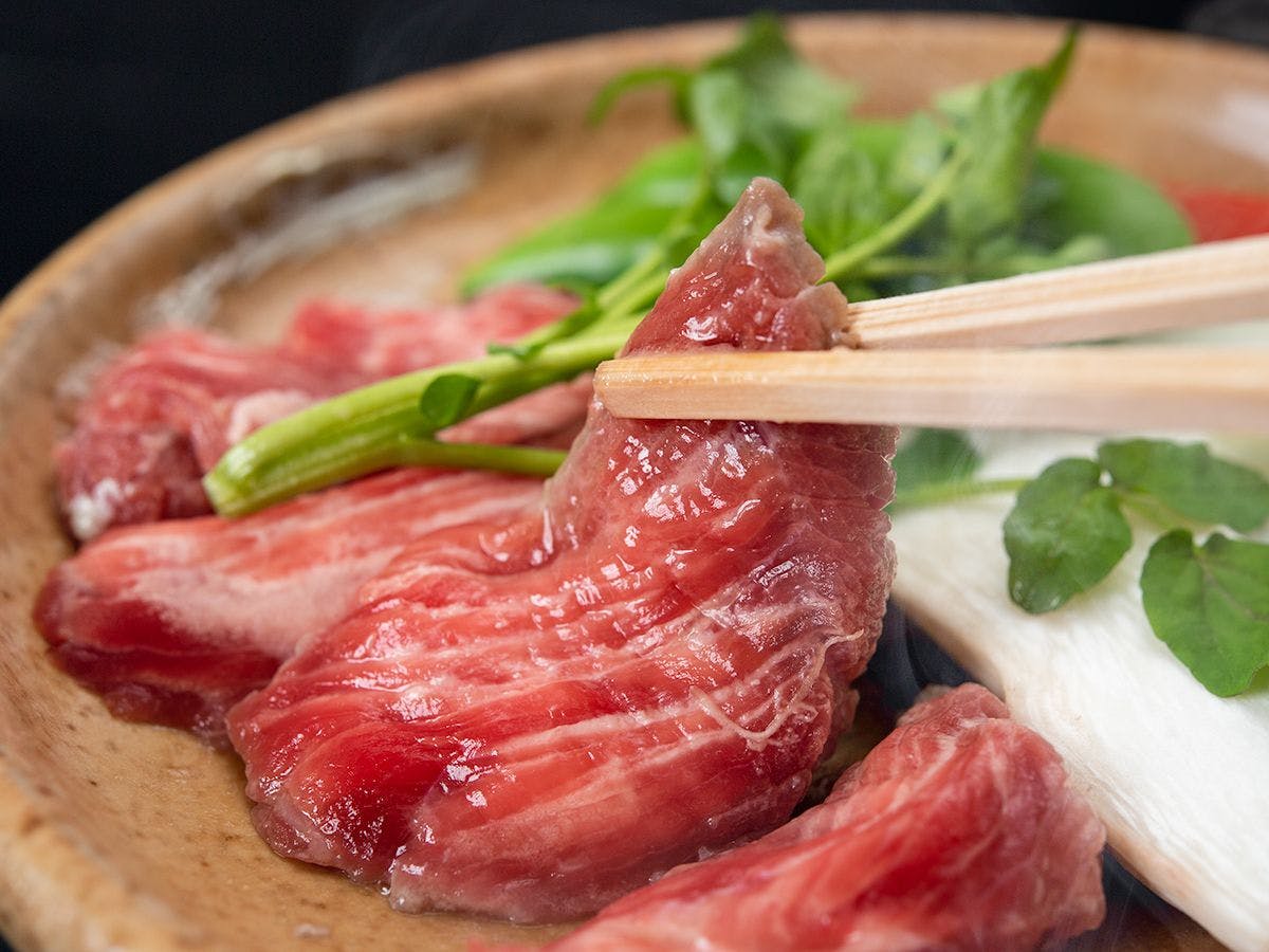 *【ตัวอย่างอาหารเย็น】เนื้อวัวย่างบนจานเซรามิก