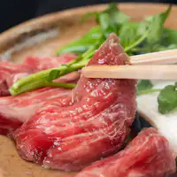 *【ตัวอย่างอาหารเย็น】เนื้อวัวย่างบนจานเซรามิก