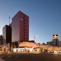 โรงแรมภายนอก (กลางคืน)