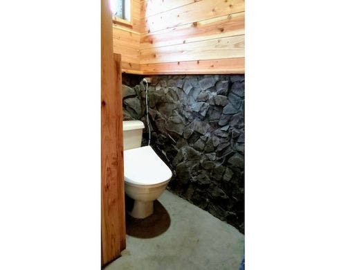 リビングルームと入り口横のトイレ