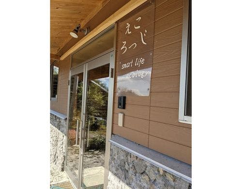 前面ガラスの両開き専用玄関