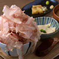 Nasi dengan telur mentah dan serutan katsuobushi segar