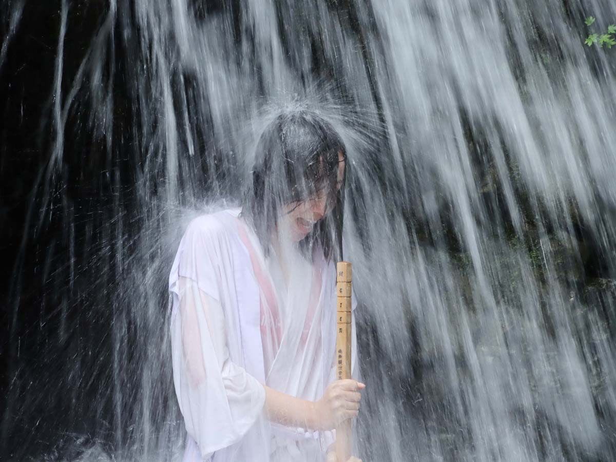 การอาบน้ำตก