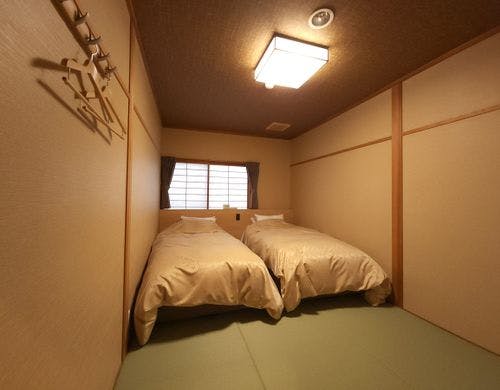 #各お部屋には佐渡の天然水などご用意。