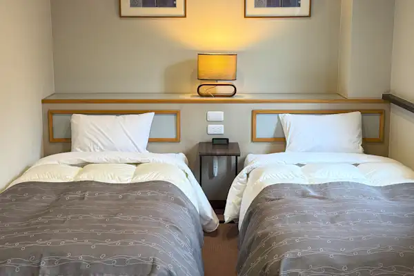 ห้องพักเตียงคู่ A (สูบบุหรี่) ที่กว้างขวางและผ่อนคลาย