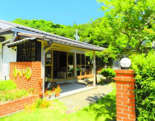 静かな入り江のポツンと一軒宿