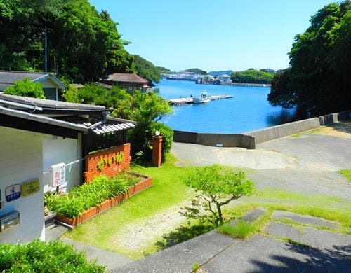 静かな入り江のポツンと一軒宿