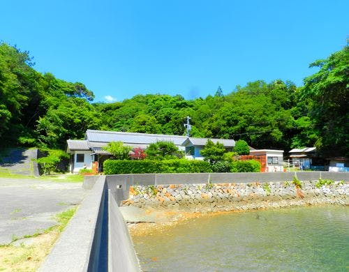 静かな入り江のポツンと一軒宿