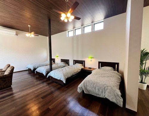 ベッド４台が並んだベッドルーム