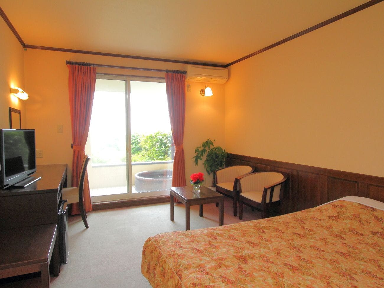 객실 예시 (더블 침대 / 노천탕 포함)