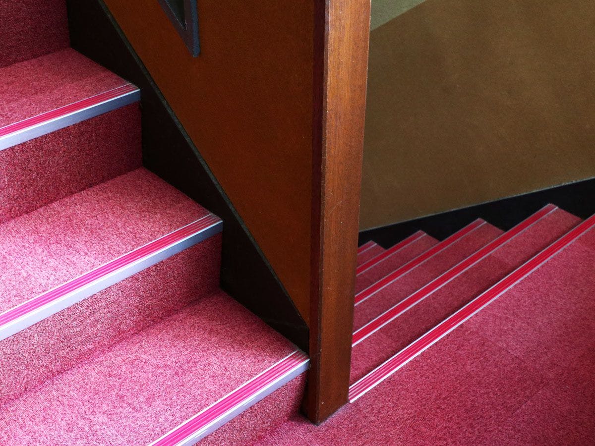 【Dalam bangunan】Tangga untuk ke setiap tingkat.