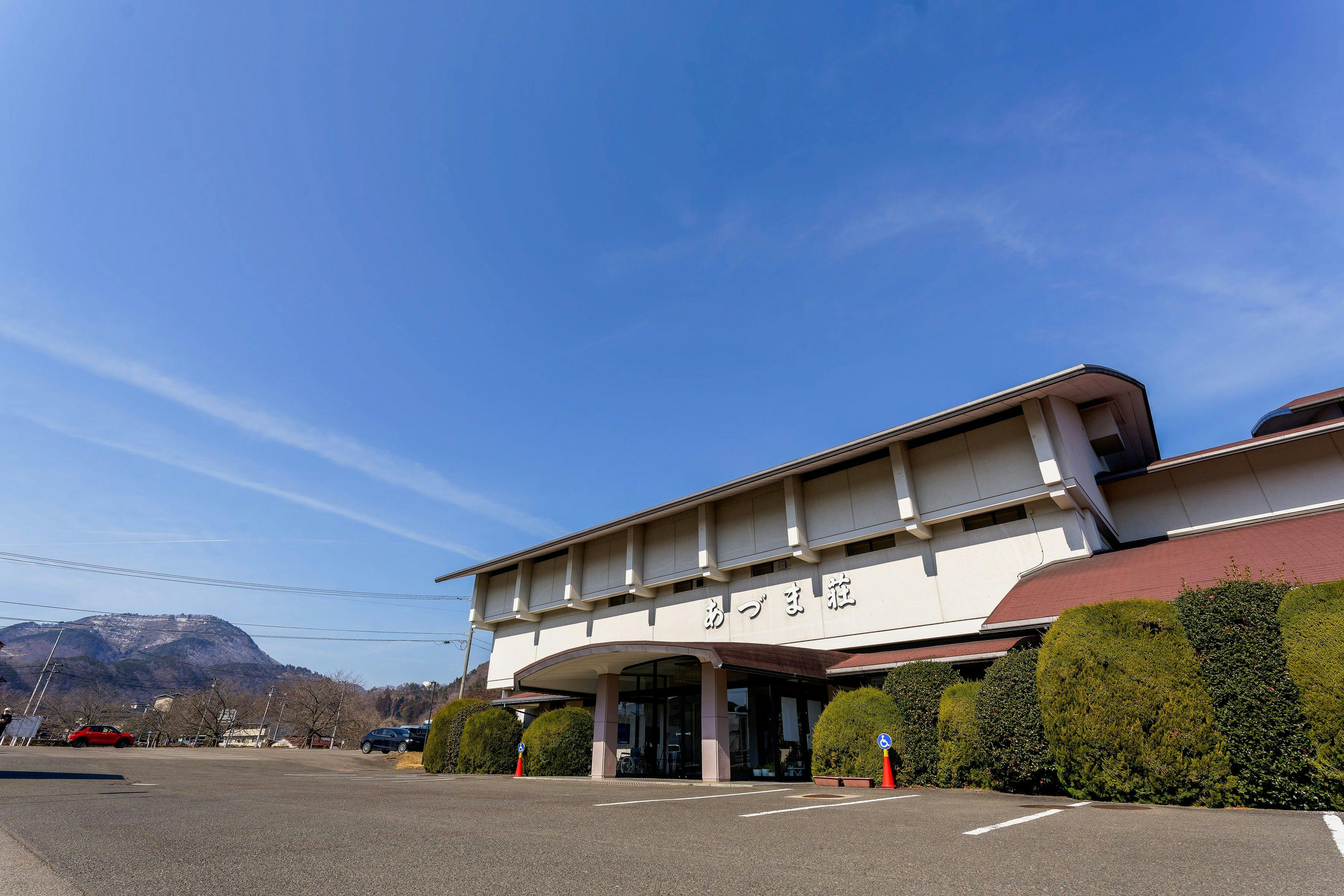 ที่จอดรถขนาดใหญ่ด้านในซ้าย