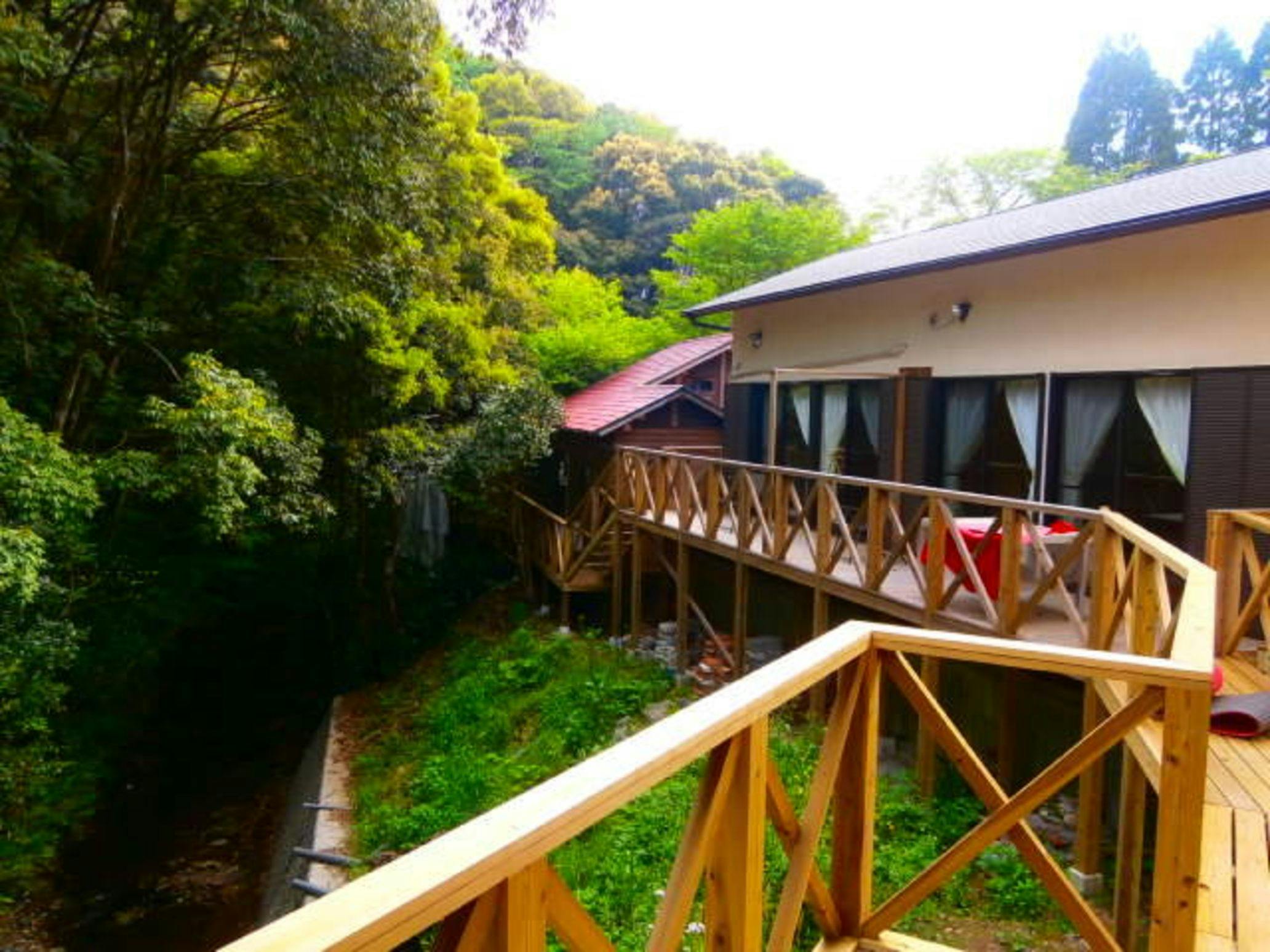 คอทเทจภายนอกพร้อมดาดฟ้า