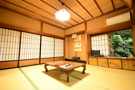 ห้องสไตล์ญี่ปุ่นขนาด 14 เสื่อทาทามิ (พร้อมเครื่องปรับอากาศและ Wi-Fi) - ตัวอย่าง