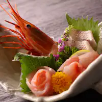 ซาชิมิทำจากอาหารทะเลสดใหม่ในท้องถิ่น