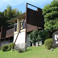 ที่พักที่มีเพียง 5 ห้อง ตั้งอยู่บนเนินเขาที่มองเห็นทะเล