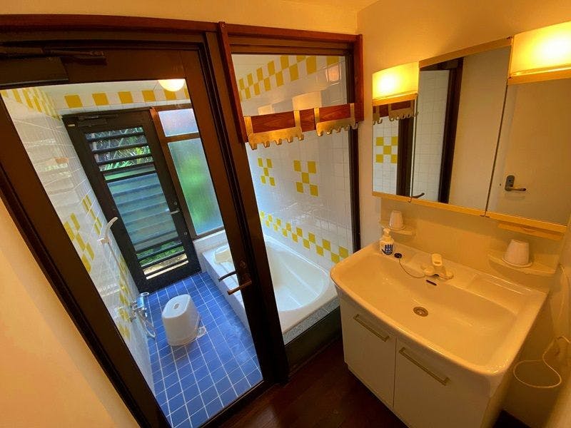 Area wastafel dan kamar mandi kondominium.