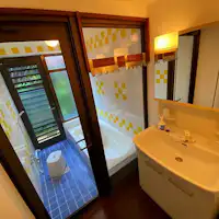 Area wastafel dan kamar mandi kondominium.