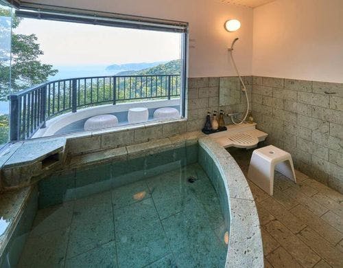 1階は大きな浴槽、2階はサウナ付き。