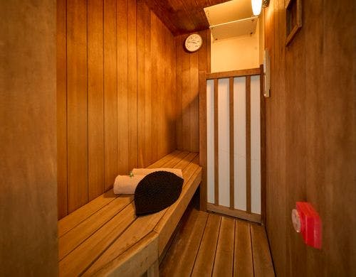 1階は大きな浴槽、2階はサウナ付き。