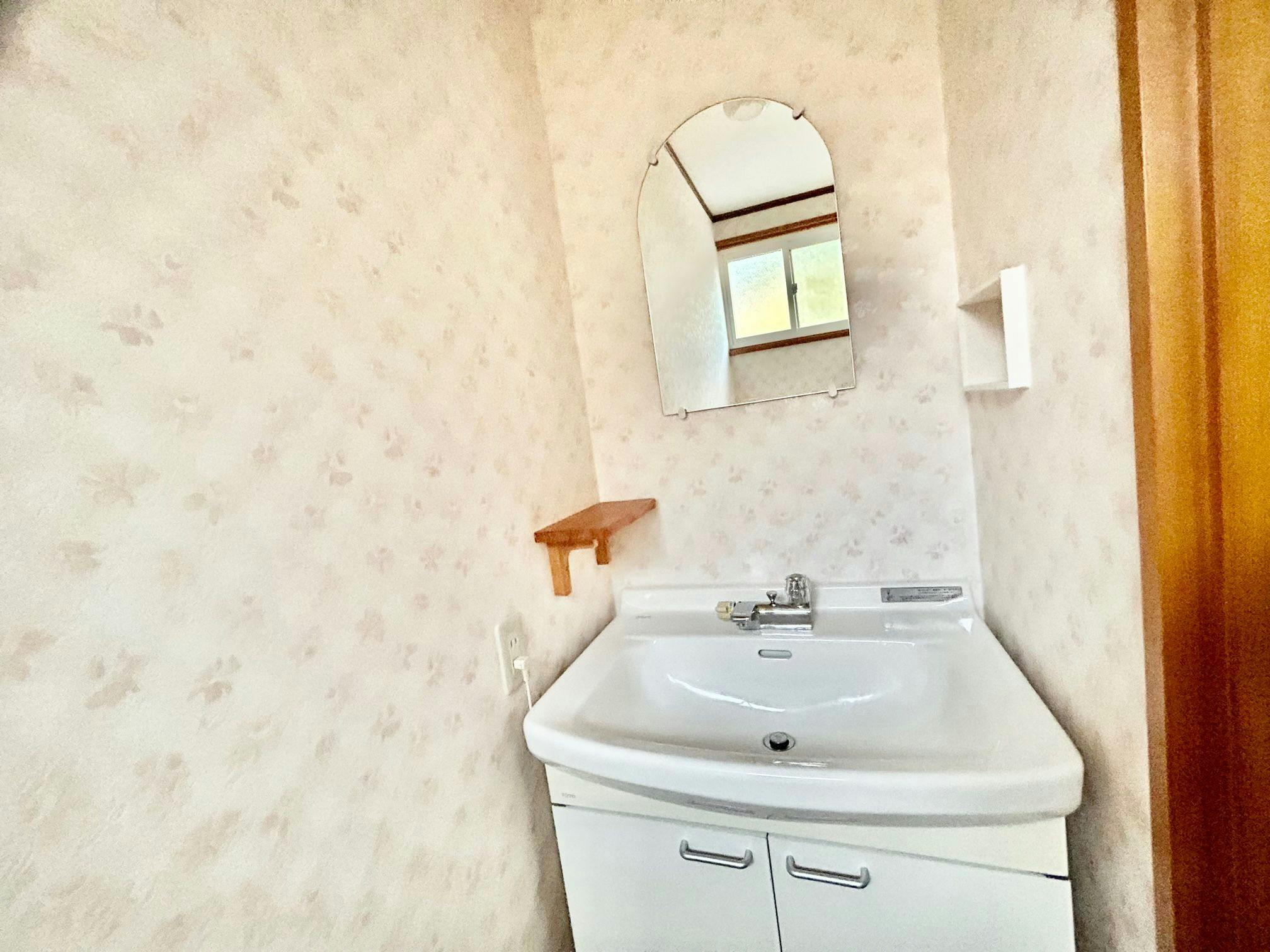 ห้องพักแต่ละห้องมีอ่างล้างหน้า