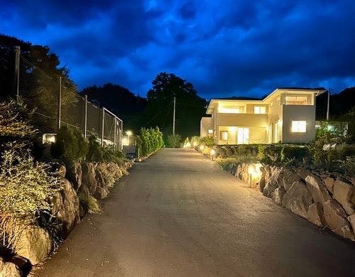 進入路<BR>夜間は照明が点きます