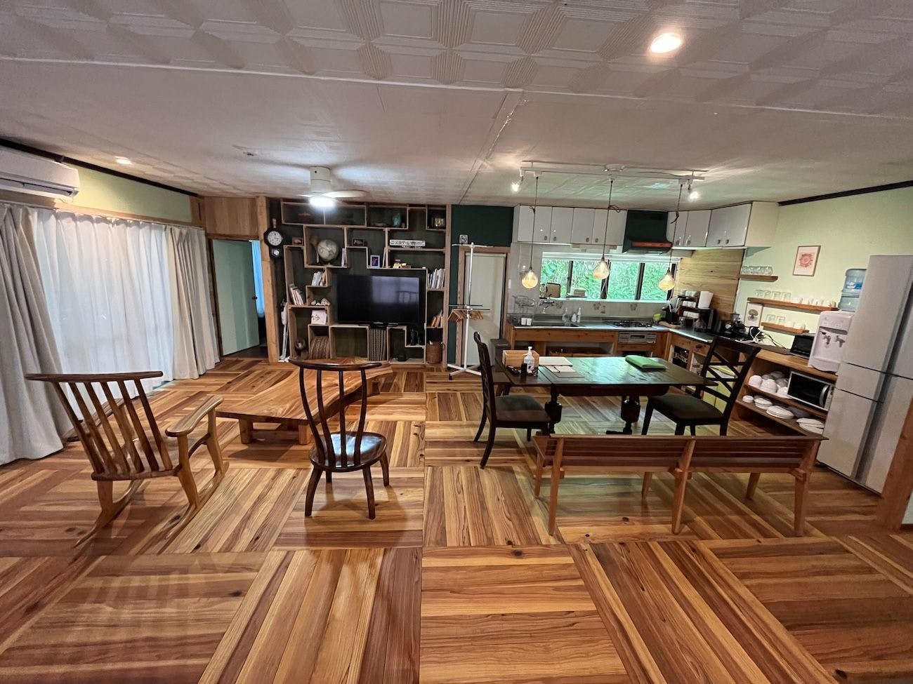 ห้องนั่งเล่นและรับประทานอาหารกว้างขวางขนาด 15 เสื่อญี่ปุ่น