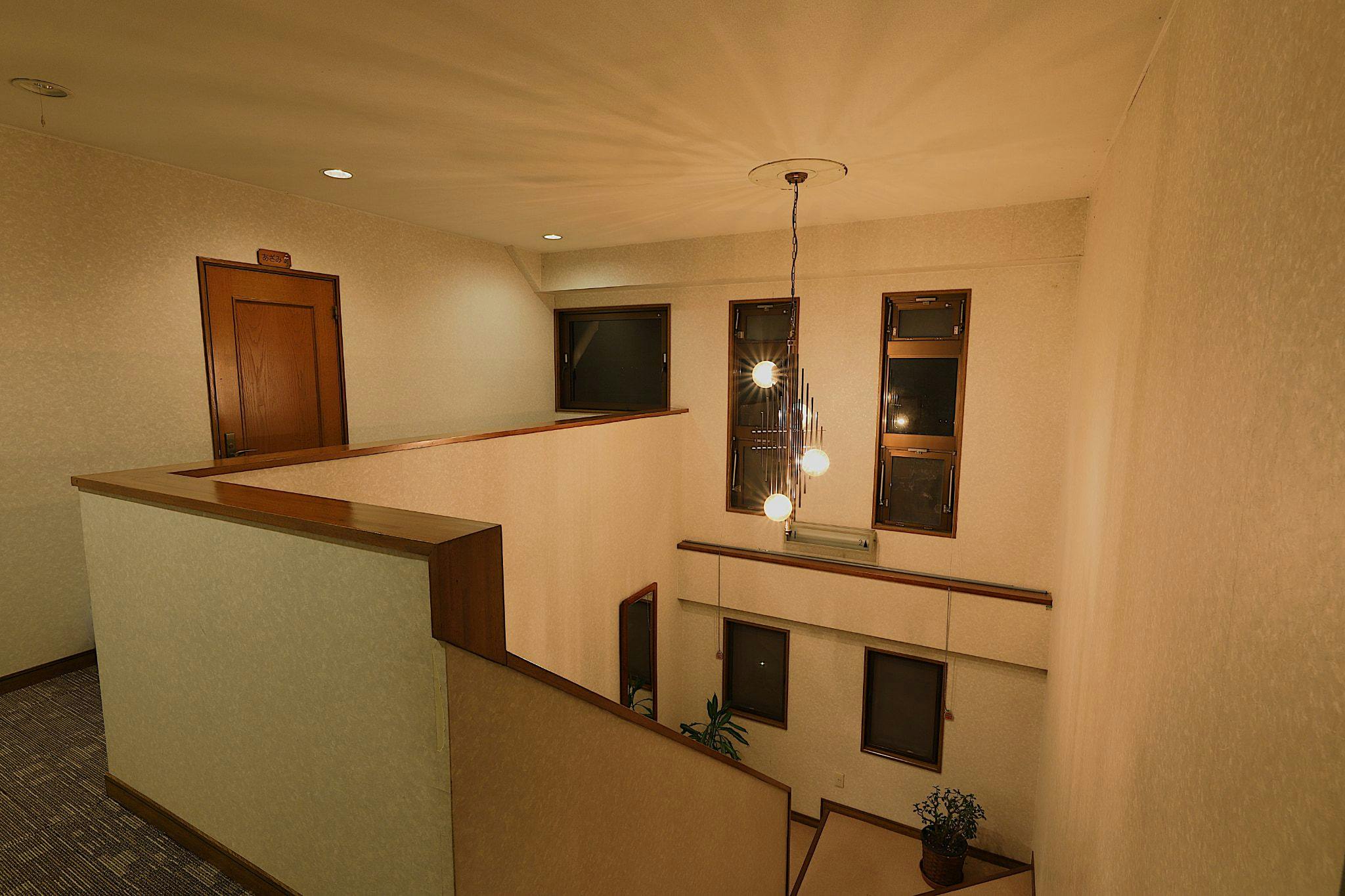 Tangga dengan langit-langit tinggi