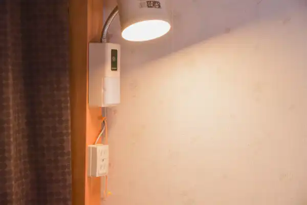 โคมไฟอ่านหนังสือในห้องพักรวม