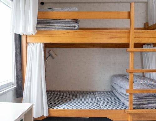 ドミトリーベッドはランプとコンセント完備