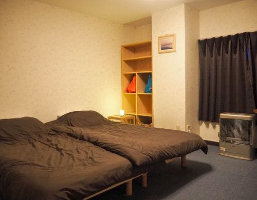 シングルベッド2台のお部屋のテーブルです