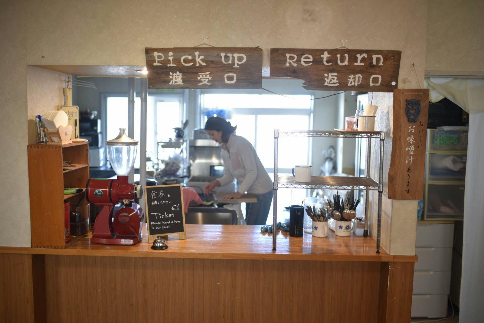 เราจะให้บริการอาหารที่ห้องอาหาร