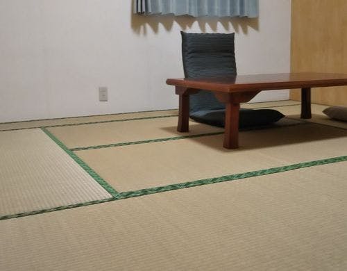 館内（貝殻で手作りした飾りランプです。）