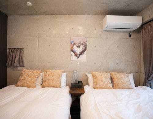 寝室1セミダブルベッド２台のお部屋です。