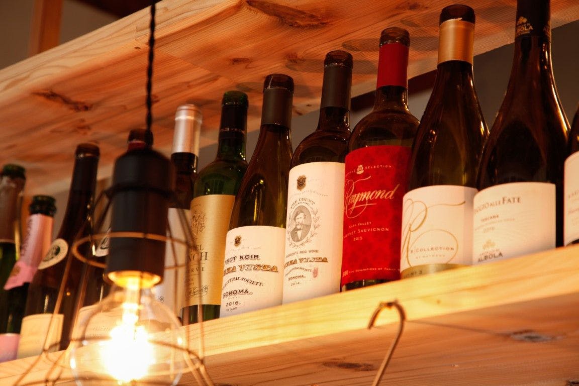 附設擁有豐富葡萄酒的咖啡酒吧