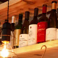 附設擁有豐富葡萄酒的咖啡酒吧