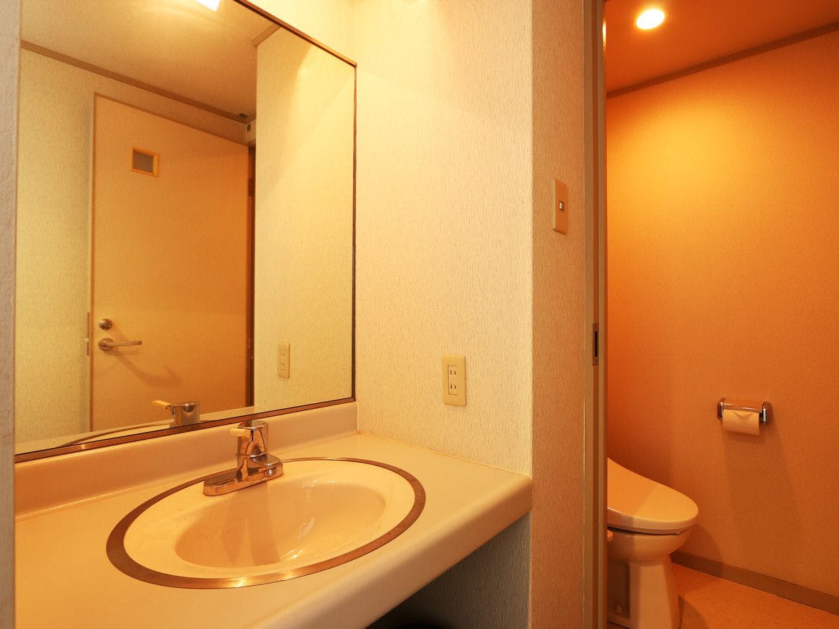 ห้องน้ำพร้อมโถสุขภัณฑ์แบบมีระบบชำระล้างอัตโนมัติ