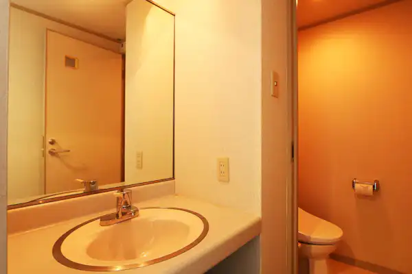 ห้องน้ำพร้อมโถสุขภัณฑ์แบบมีระบบชำระล้างอัตโนมัติ