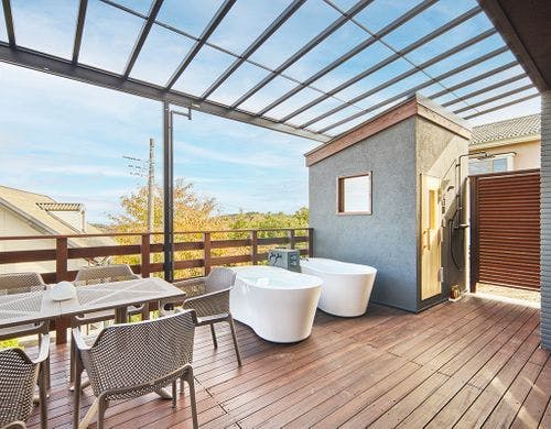 サウナ小屋、外風呂などが設置のテラス。
