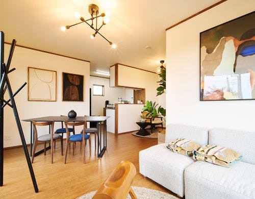 個性あるインテリアが設置されたリビング