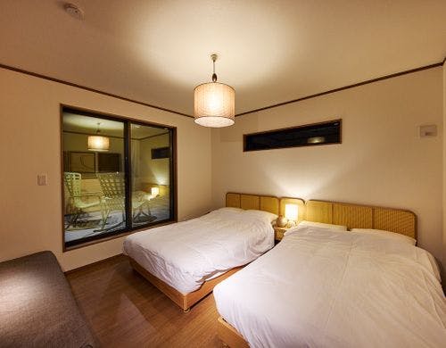 セミダブルベッド2台がセットされた寝室