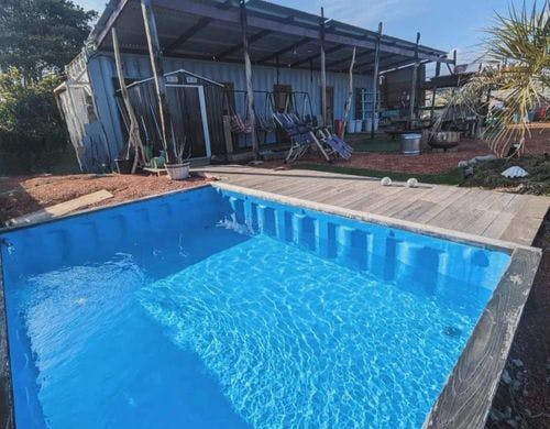 Seaコテージ専用プールとコテージ