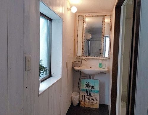 廊下奥の洗面所