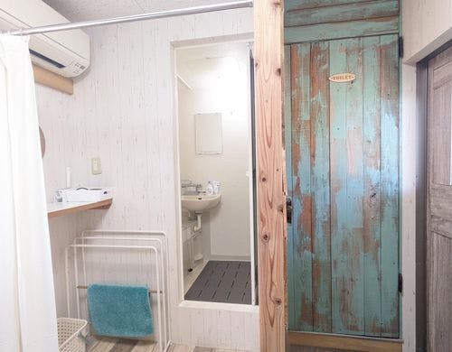 出入口とバスルーム周り