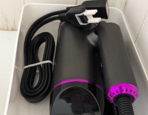 ドライヤーもお部屋に常備しています。