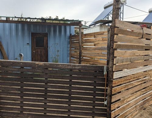 Sunコテージ前のゲートを閉じた状態