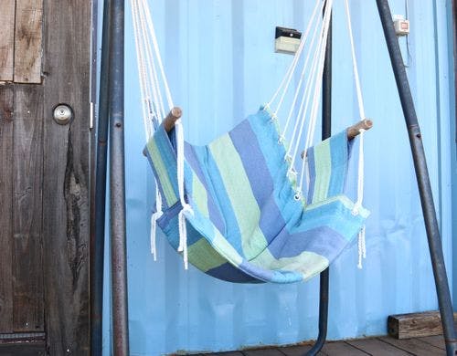屋外に一人用ハンモックチェア*