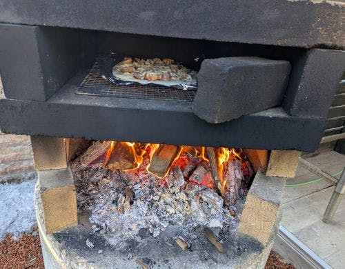 手作りのピザ窯でピザ焼き体験
