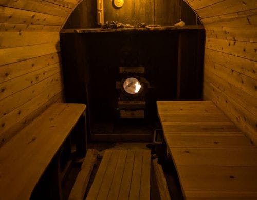 手作りサウナハウスの内部